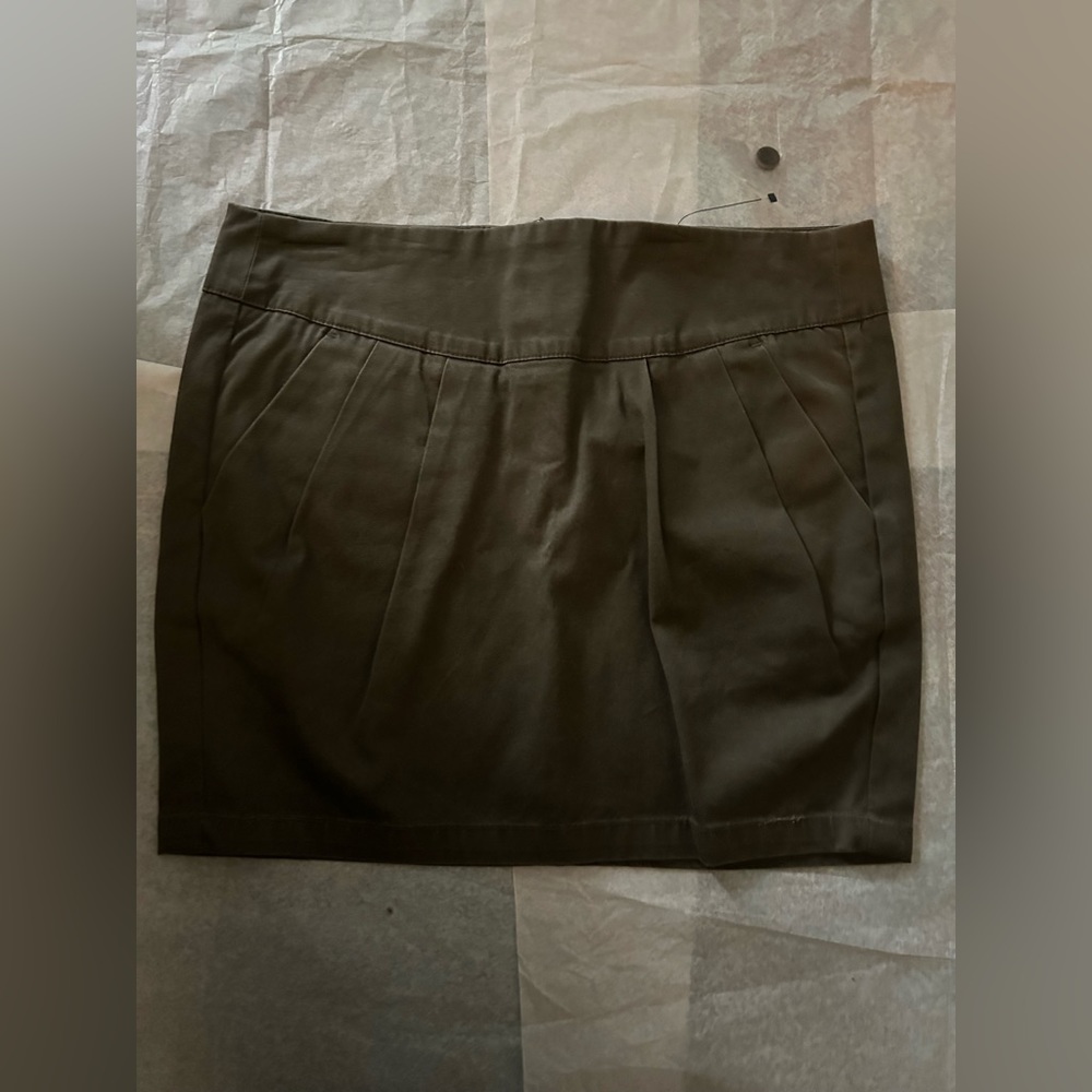 BCBG brown pleated mini skirt size 4 new never worn.